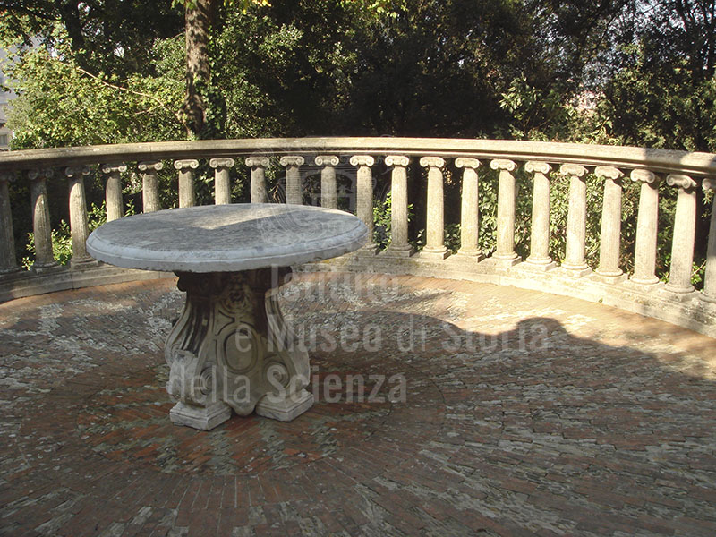 Garden of Palazzo Mozzi Bardini, Florence: stone rotunda annexed to the Kaffehaus.