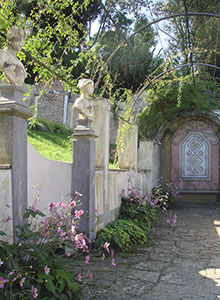 Garden of Palazzo Mozzi Bardini, Florence:the pergola covered in roses.