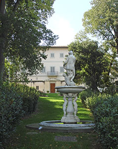 Garden of Palazzo Mozzi Bardini, Florence: the fountain of Venus on the lawn in front of Villa Bardini.