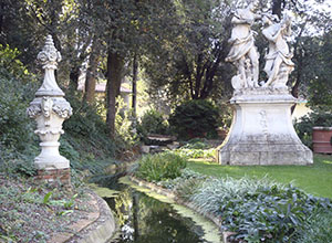 Giardino di Palazzo Mozzi Bardini a Firenze: gruppo scultoreo nei pressi del canale del drago.