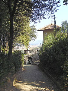 Giardino di Palazzo Mozzi Bardini a Firenze: scorcio di Villa Manadori (Villa di Belvedere).