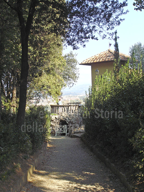 Garden of Palazzo Mozzi Bardini, Florence: view of Villa Manadori (Villa di Belvedere).