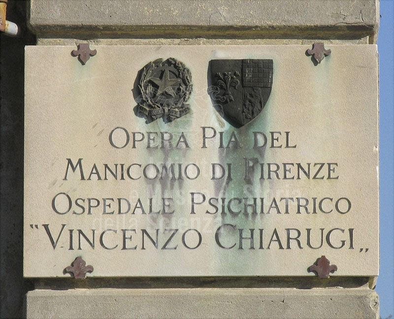 Ex Ospedale Psichiatrico di San Salvi a Firenze: targa indicante l'ex ospedale psichiatrico "Vincenzo Chiarugi" posta all'ingresso dell'attuale complesso sanitario.