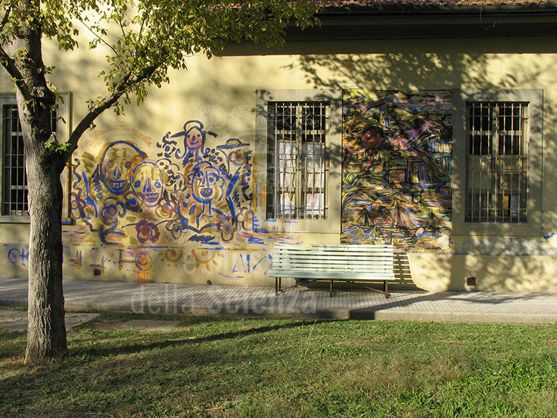 Ex Ospedale Psichiatrico di San Salvi a Firenze: dettaglio di edificio con murale.