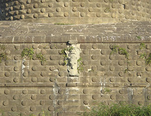 Fortezza da Basso a Firenze: dettaglio delle mura in pietra forte con lo stemma mediceo.