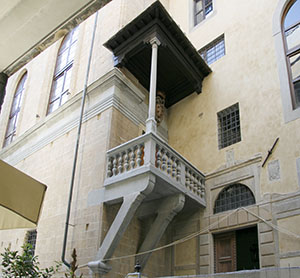 Loggetta pensile con stemma mediceo in pietra dipinta. Firenze, Palazzo dell'Arte della Seta