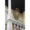 Stemma mediceo in pietra dipinta posto nella loggetta pensile. Firenze, Palazzo dell'Arte della Seta