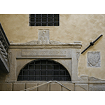 Dettaglio con dedica a Cosimo II de Medici e Stemma dell'Arte della Seta. Firenze, Palazzo dell'Arte della Seta, Firenze
