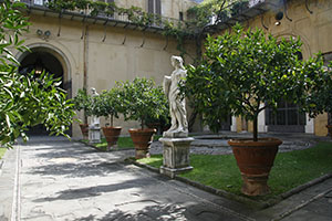 Palazzo Medici-Riccardi a Firenze: il secondo cortile arredato con statue ornamentali e vasi di limoni.