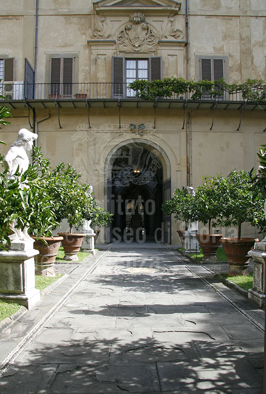 Palazzo Medici-Riccardi a Firenze: accesso al palazzo dal secondo cortile arredato con statue ornamentali e vasi di limoni.