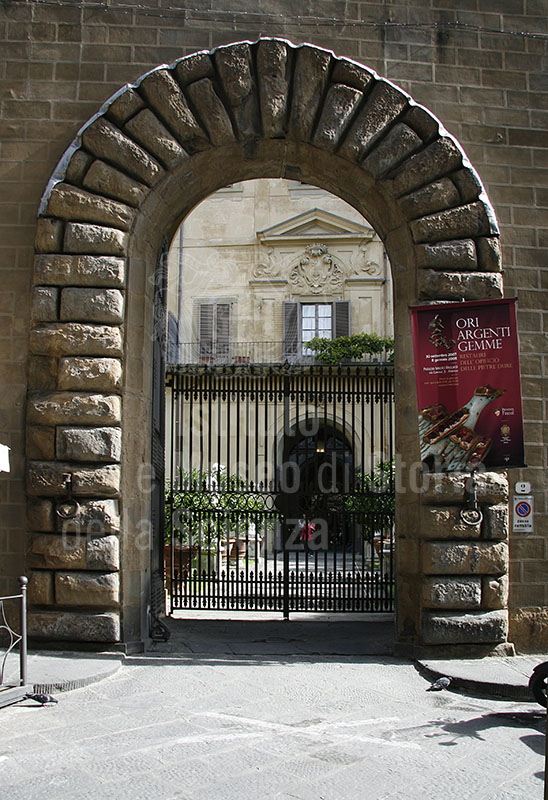 Palazzo Medici-Riccardi a Firenze: ingresso al palazzo dal secondo cortile.