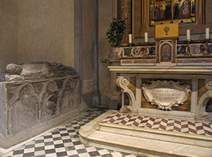 Chiesa di Santa Maria Maggiore a Firenze: l'epigrafe sepolcrale di Salvino d'Armato degli Armati  attualmente collocata nell'angolo in basso della cappella a sinistra del presbiterio, adiacente al sarcofago con statua giacente di Bruno del Beccuto.