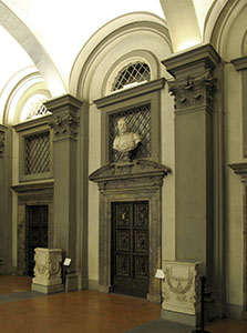 Teatro Mediceo: la porta del ricetto con al di sopra il busto di Francesco I de' Medici. Galleria degli Uffizi, Firenze.
