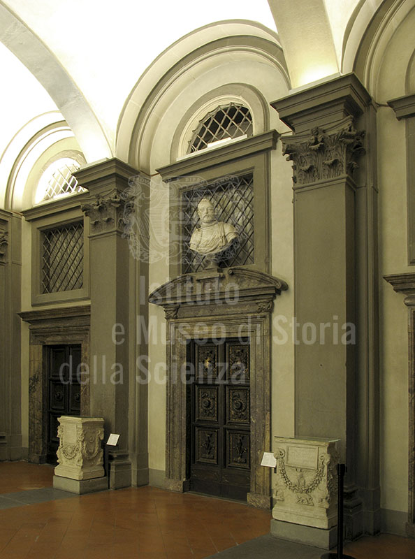 Teatro Mediceo: la porta del ricetto con al di sopra il busto di Francesco I de' Medici. Galleria degli Uffizi, Firenze.