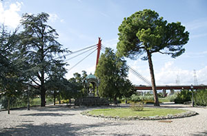 Il monumento all'Indiano, al termine del Parco delle Cascine, e sullo sfondo il Ponte all'Indiano, Firenze.
