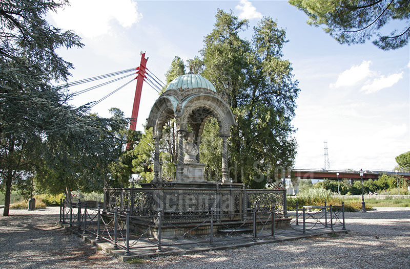 Il monumento all'Indiano, al termine del Parco delle Cascine, e sullo sfondo il Ponte all'Indiano, Firenze.
