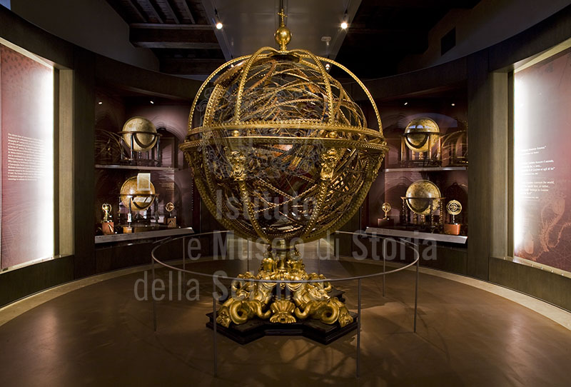 Sala III - La rappresentazione del mondo, con in primo piano la sfera del Santucci, Museo Galileo, Firenze.