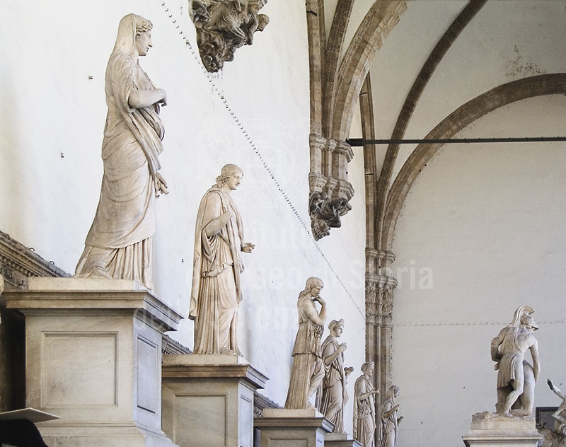 Statue all'interno della Loggia della Signoria, Firenze.
