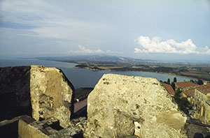 Panorama del Golfo di Baratti dal castello di Populonia.