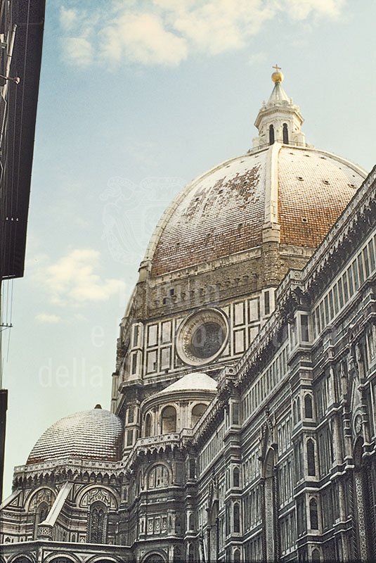 La Cupola di Santa Maria del Fiore di Firenze coperta dalla neve.
