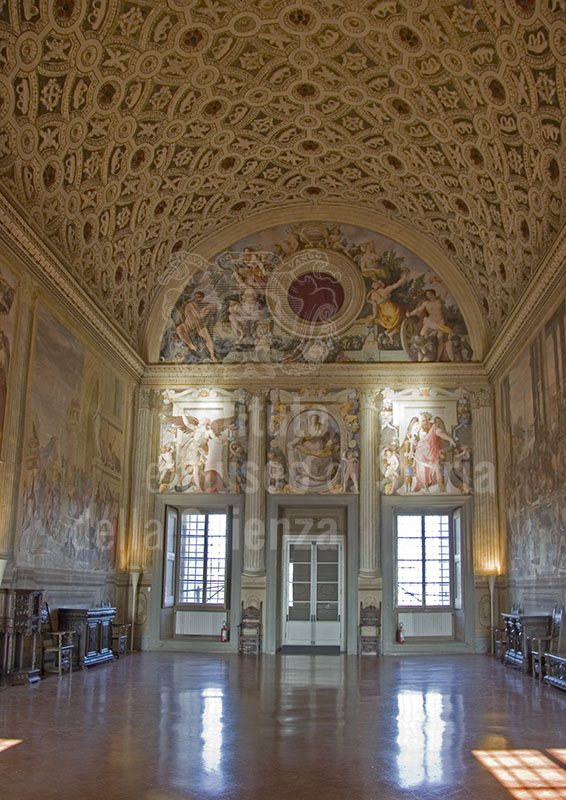 Sala di Leone X. Sul fondo lunetta di Alessandro Allori, "Il giardino delle Esperidi", Villa Medicea Ambra, Poggio a Caiano.