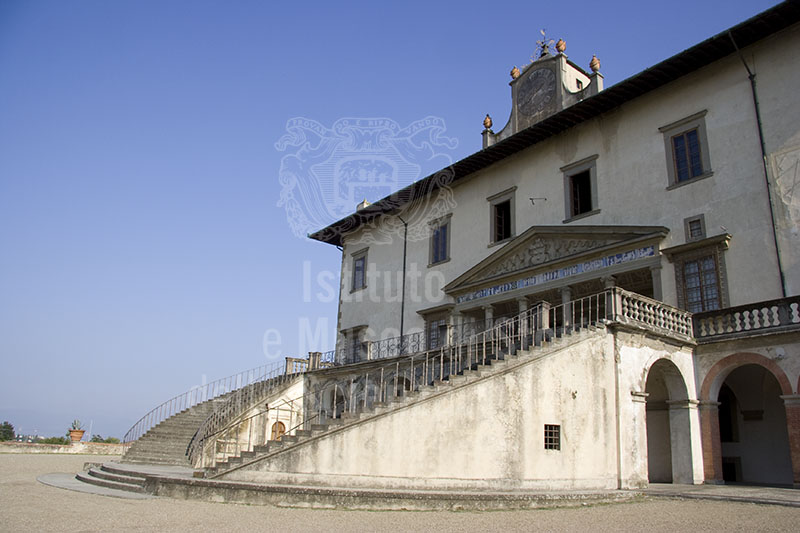 Veduta laterale della facciata principale di Villa Ambra, Poggio a Caiano.
