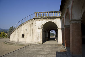 Veduta laterale della scalinata di Villa Ambra, Poggio a Caiano.