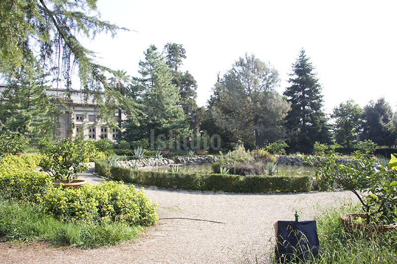 Il giardino prospiciente la Limonaia di Villa Ambra, Poggio a Caiano.