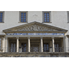 Copia del fregio in terracotta invetriata attribuita al Sansovino sull'architrave del timpano della facciata principale della Villa Medicea Ambra di Poggio a Caiano (l'originale si trova in una sala al primo piano).