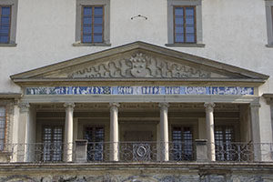 Copia del fregio in terracotta invetriata attribuita al Sansovino sull'architrave del timpano della facciata principale della Villa Medicea Ambra di Poggio a Caiano (l'originale si trova in una sala al primo piano).