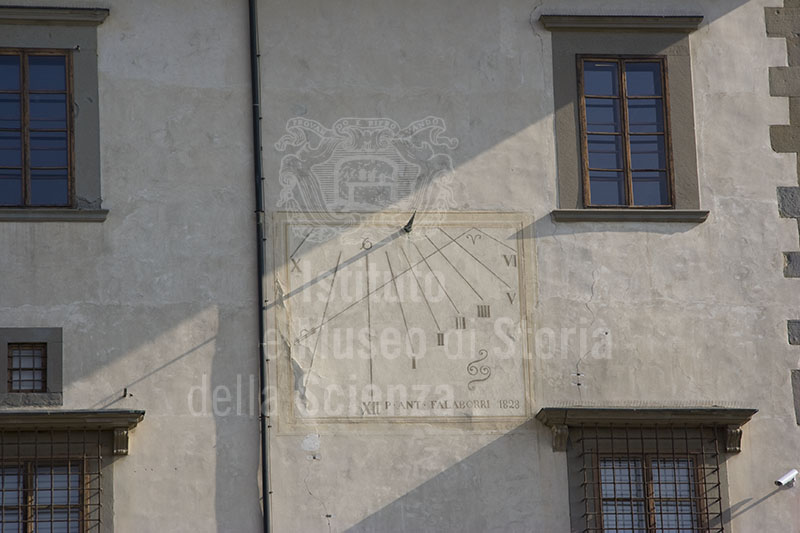Meridiana posta sulla facciata di Villa Ambra, Poggio a Caiano.