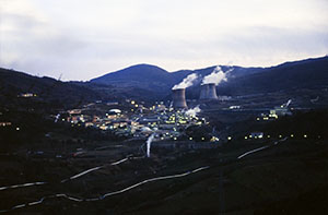 Tubazioni e torri di raffreddamento delle centrali geotermiche, Larderello.