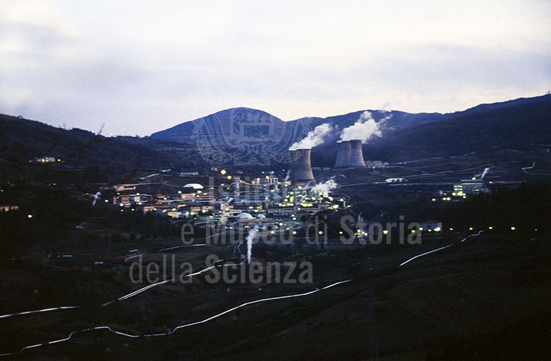 Tubazioni e torri di raffreddamento delle centrali geotermiche, Larderello.