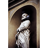 Statua nel centro storico di Pitigliano.