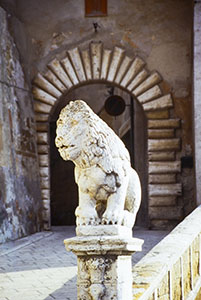 Scultura di leone nel centro storico di Pitigliano.