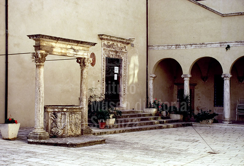 Caratteristica piazzetta nel centro storico di Pitigliano.