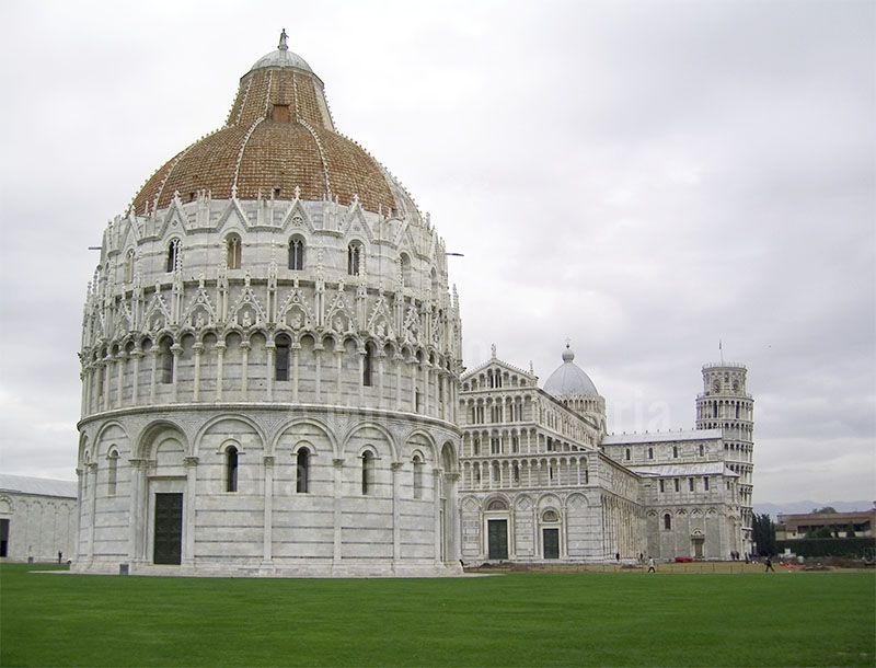 La piazza dei Miracoli a Pisa. In primo piano il Battistero, dietro il Duomo e la celebre Torre pendente.