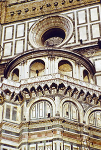 Una delle "Tribune morte" aggiunte da Brunelleschi per contraffortare la Cupola di Santa Maria del Fiore di Firenze. Al centro di una delle nicchie  ancora visibile l'argano estensibile in legno utizzato per l'innalzamento dei carichi.