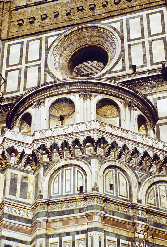 One of the "dead tribunes" added by Brunellesch as buttress for the Cupola di Santa Maria del Fiore in Florence.The wooden extensible winch used to lift loads can still be seen at the centre of one of the niches. .