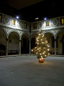 Cortile dell'Ospedale degli Innocenti di notte, Firenze.