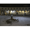 Facciata dell'Ospedale degli Innocenti e fontane di Tacca di notte, Firenze.
