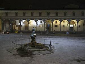 Facciata dell'Ospedale degli Innocenti e fontane di Tacca di notte, Firenze.