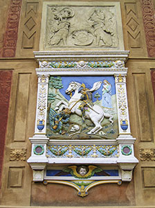 San Giorgio e il Drago. Ceramica sulla facciata interna di villa Stibbert, Firenze.