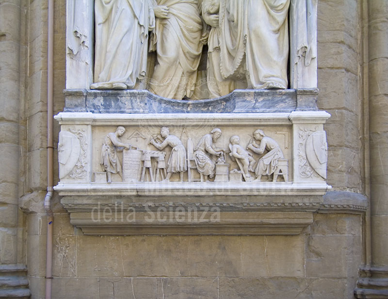 Tabernacolo dei Santi Quattro Coronati, bassorilievo raffigurante i santi nei lavori legati all'Arte del costruire, Nanni di Banco, 1408, Orsanmichele, Firenze.