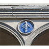 Ceramica raffigurante un bambino in fasce sulla facciata dell'Ospedale degli Innocenti, Firenze.