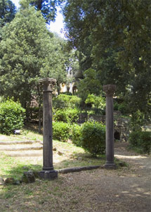 Colonne con elementi decorativi, Giardino Stibbert, Firenze.