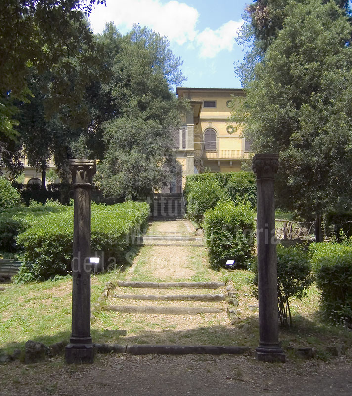 Colonne con elementi decorativi, Giardino Stibbert, Firenze.