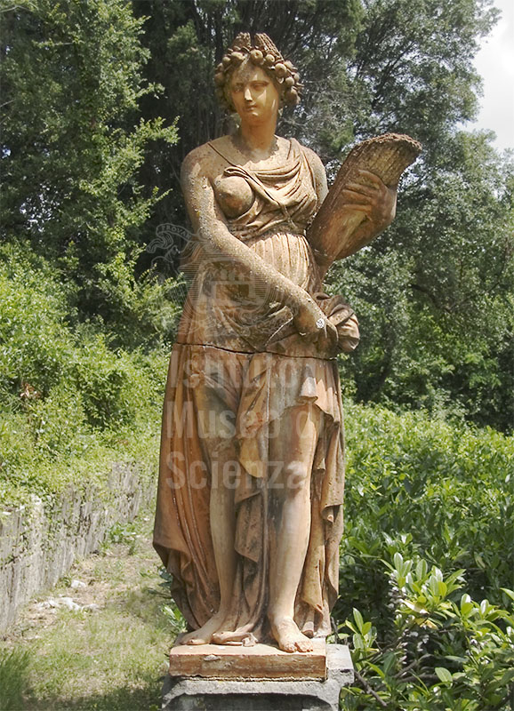 Statua femminile in terracotta, Giardino Stibbert, Firenze.