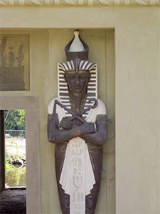 Dettaglio di una statua del tempietto egizio, Giardino Stibbert, Firenze.