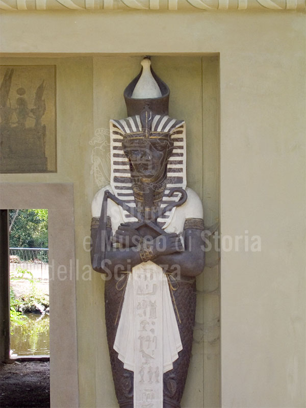 Dettaglio di una statua del tempietto egizio, Giardino Stibbert, Firenze.